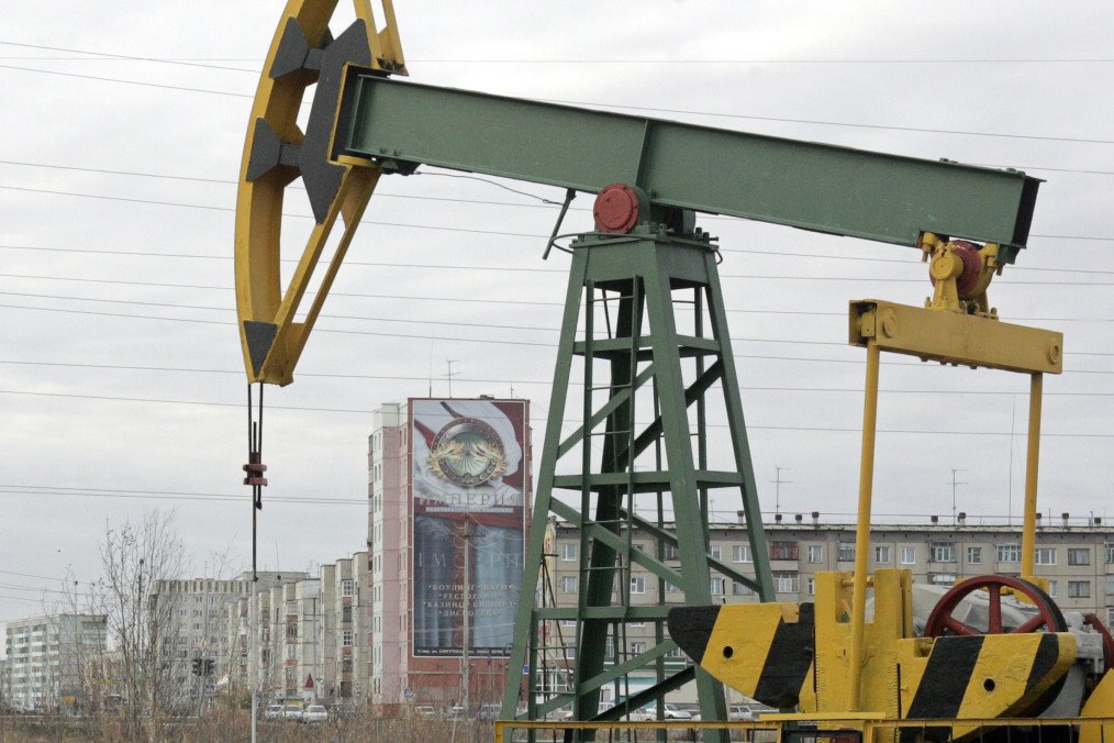 Yukos' oil well of Prirazlomnoye next to a block of flats in Nefteyugansk town, Russia. Illustrative photo. (Source: Getty Images)