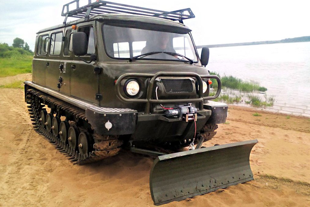 Russia Sends Rare Soviet “Uzola” Amphibious Vehicles to Ukraine’s Front Lines