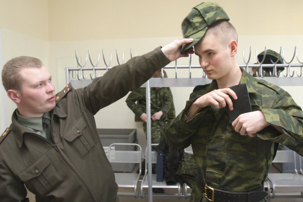 A new recruit in the Russian Presidential brigade in St. Petersburg has his new hat adjusted by a superior on April 29, 2008. Illustrative photo. (Source: Getty Images)