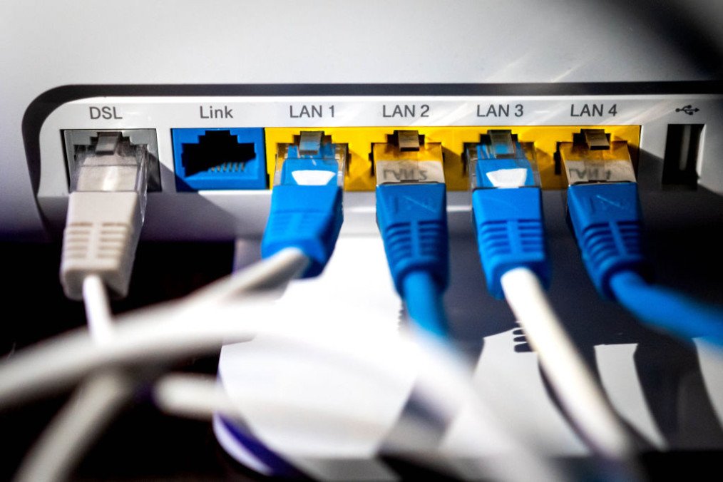 Illutrartive image: numerous network cables (LAN cables) are plugged into a router. (Source: Getty Images)