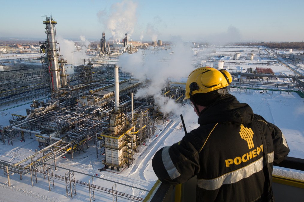 Un trabajador supervisa la unidad de isomerización de baja temperatura en la planta de refinería de petróleo de Novokuibyshevsk, operada por Rosneft PJSC, en Novokuibyshevsk, región de Samara, Rusia, el 22 de diciembre de 2016. (Fuente: Getty Images)