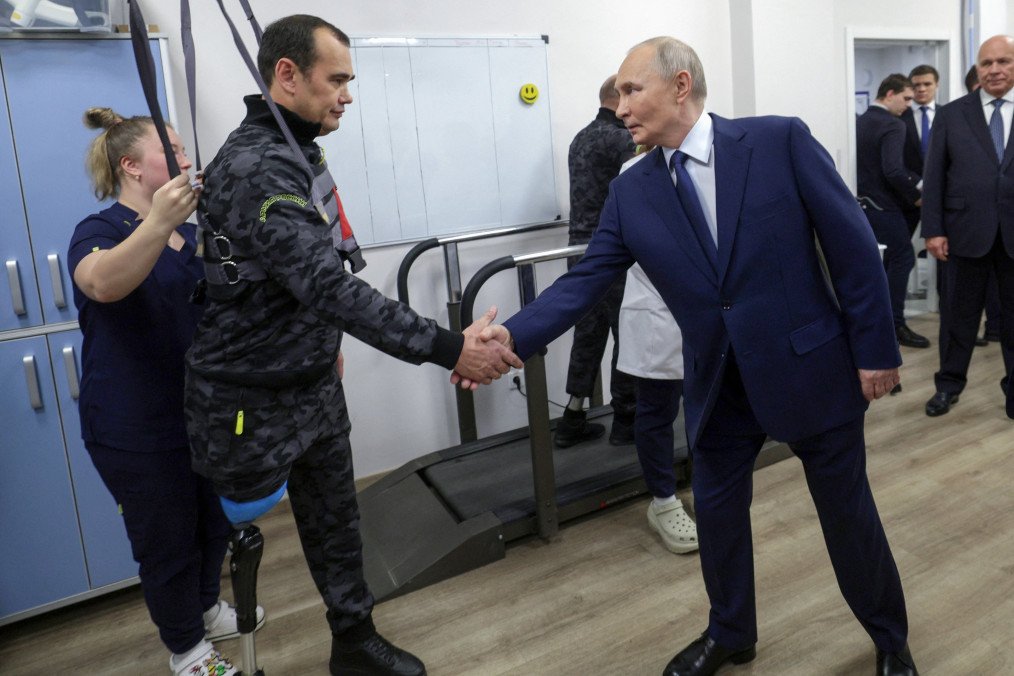 Russian leader Vladimir Putin visits a rehabilitation center for Russian soldiers wounded during Russia’s invasion of Ukraine in Moscow on December 3, 2024. (Source: Getty Images)