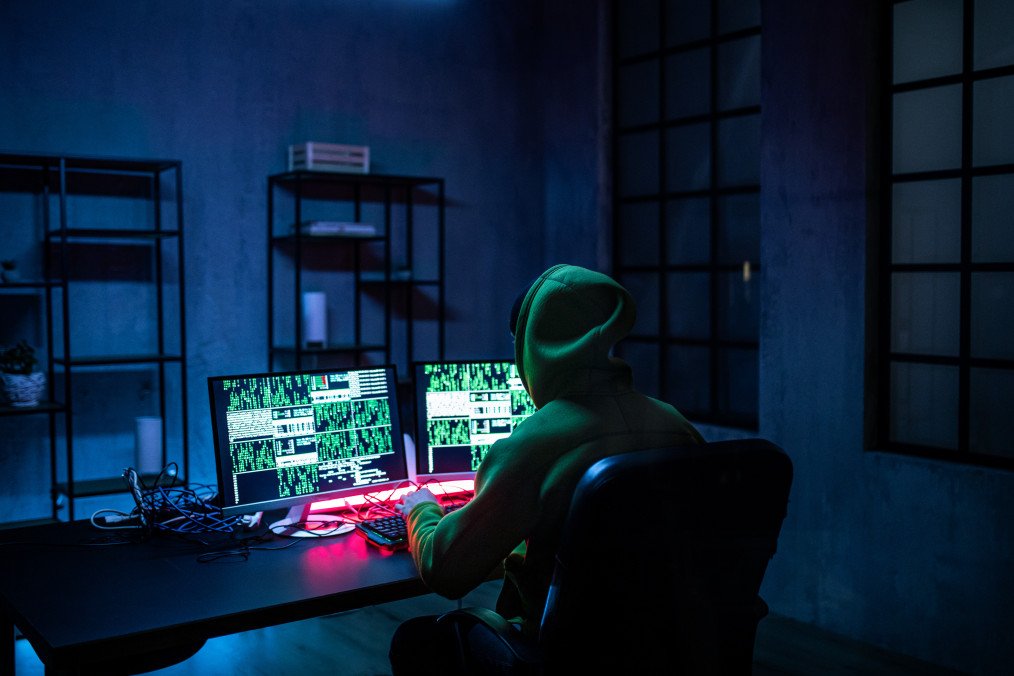 Hacker man working on computers in dark room. Illustrative image. (Photo: Getty Images)