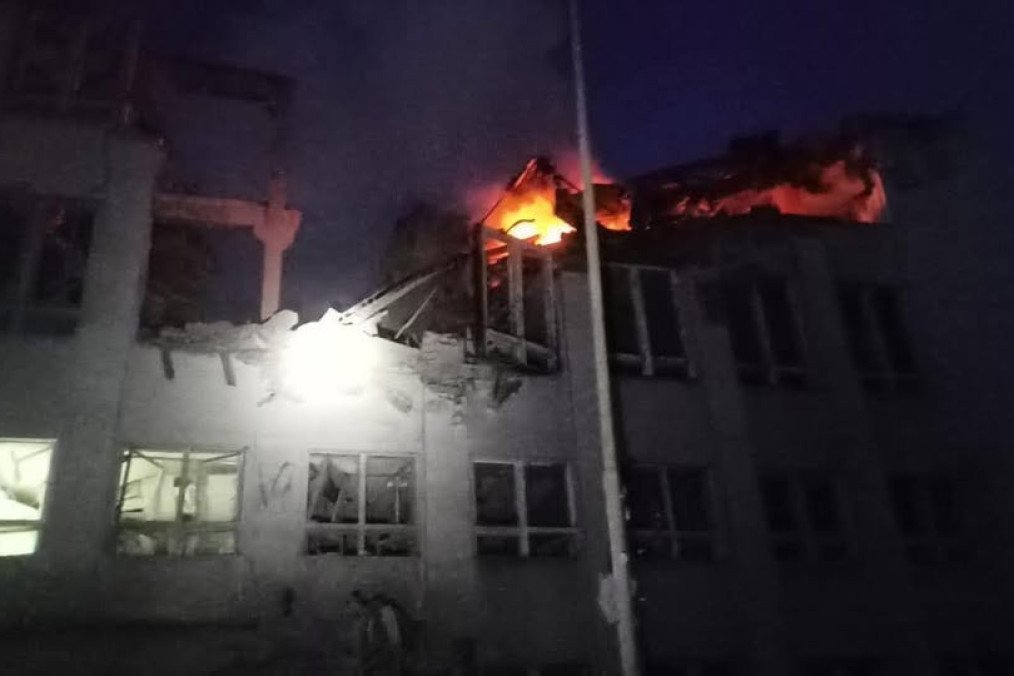 edificio dañado tras ataque ruso con bomba kab-500 en kramatorsk