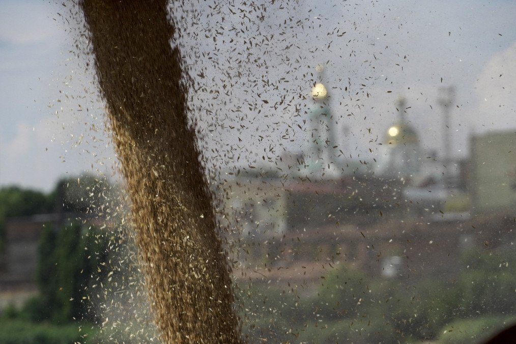 Wheat is loaded aboard a cargo ship in the international port of Rostov-on-Don. (Source: Getty Images)