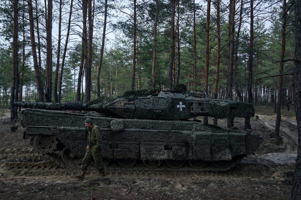 German Defense Chief Supports Boosting Leopard 2 Tank Deliveries Amid Ukrainian Advances in Kursk