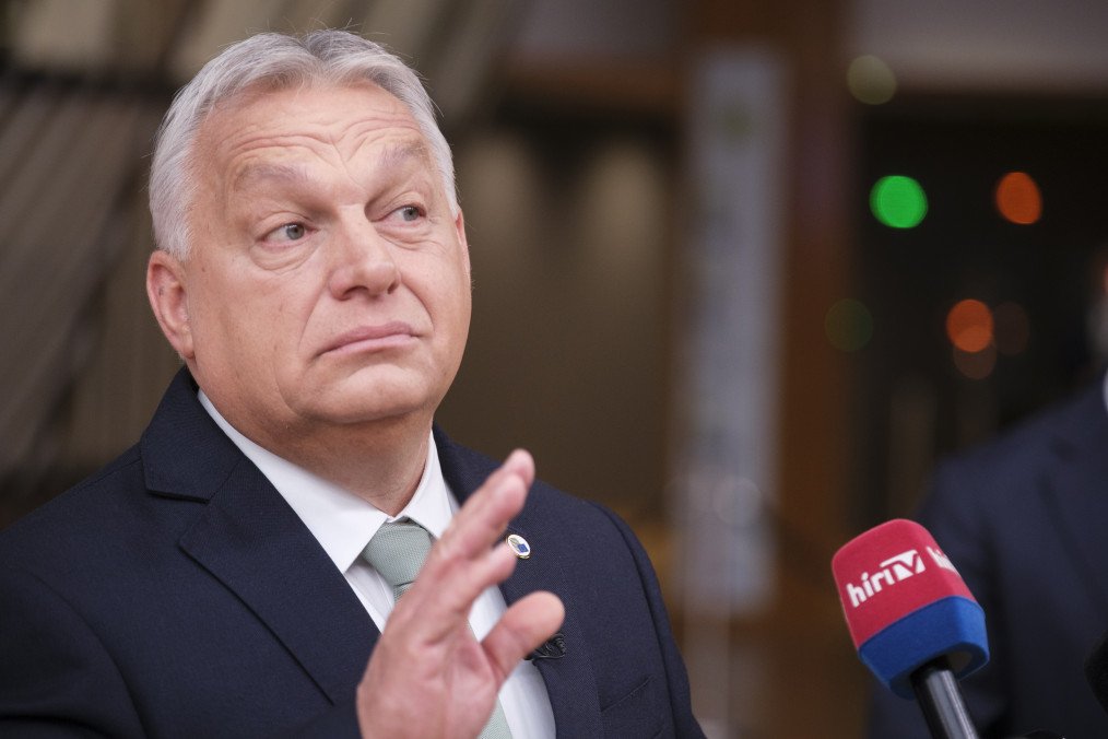 El primer ministro húngaro, Viktor Orbán, habla con los medios de comunicación antes del inicio de la cumbre de líderes de la UE en el edificio Europa, sede del Consejo de la UE, el 26 de junio de 2025 en Bruselas, Bélgica. (Fuente: Getty Images)