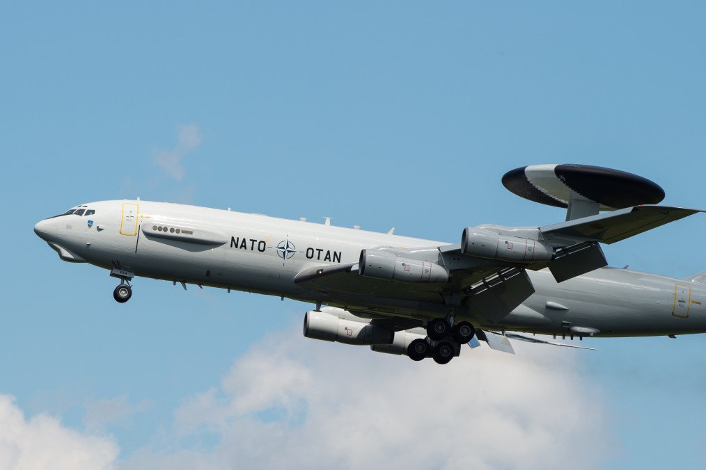 Un avión de reconocimiento AWACS de la OTAN sobrevuela la base aérea de Faßberg en Baja Sajonia el 13 de junio de 2019. (Fuente: Getty Images) Un avión de reconocimiento AWACS de la OTAN sobrevuela la base aérea de Faßberg en Baja Sajonia el 13 de junio de 2019. (Fuente: Getty Images)
