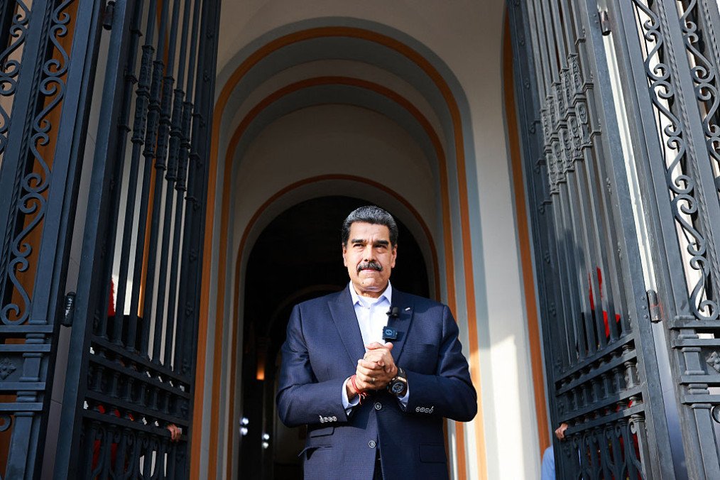 Maduro Appeals to Putin for Missiles as US Warships Circle Caribbean