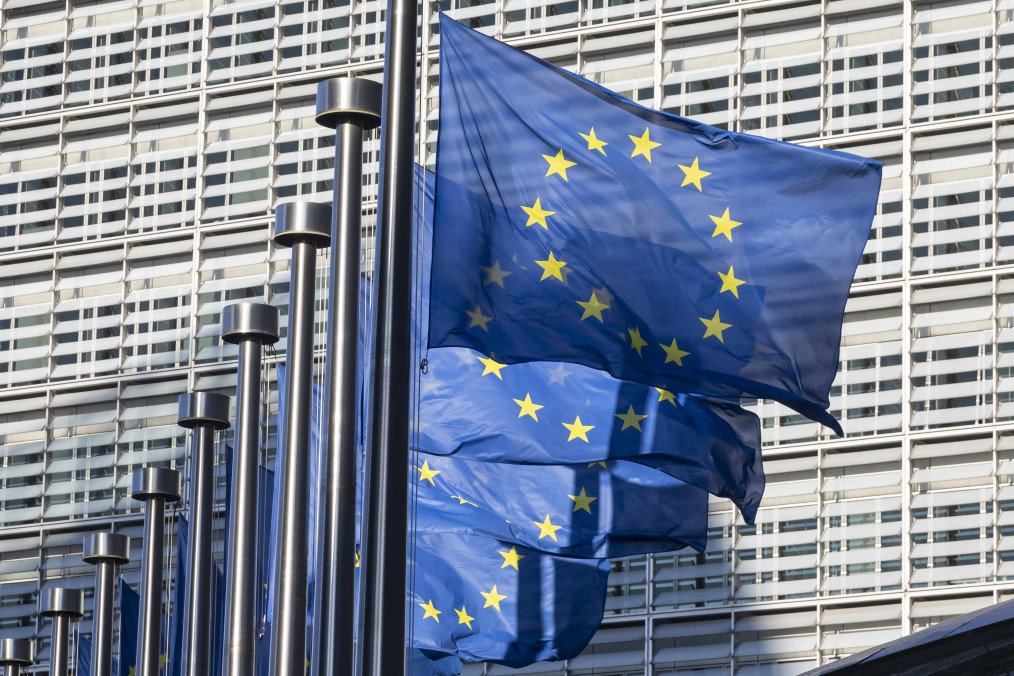 EU Considers Sending Military Advisors to Train Ukrainian Forces