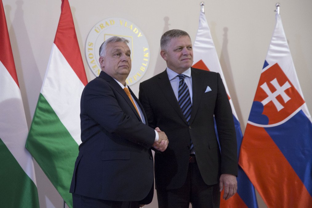 Hungary and Slovakia Push EU to Lift Sanctions on Russian Oligarchs Ahead of Renewal Deadline