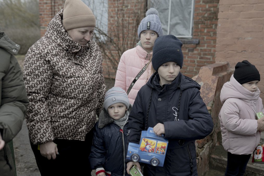 Ukraine Brings Back Children Aged 7-17 From Temporarily Occupied Areas of Kherson Region Children stand with gifts from Saint Nicholas in a frontline town on December 6, 2025 in Kharkiv region, Ukraine. Illustrative photo. (Source: Getty Images)
