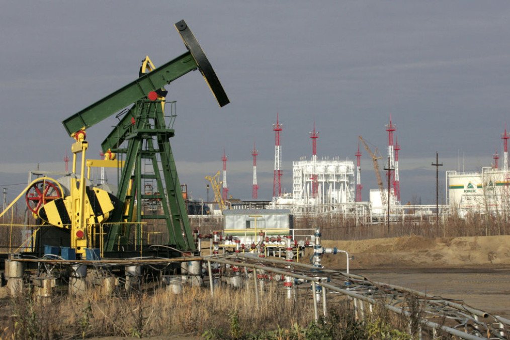 A picture shows a Yukos oil well of Prirazlomnoye, outside Nefteyugansk, Russia. (Source: Getty Images)