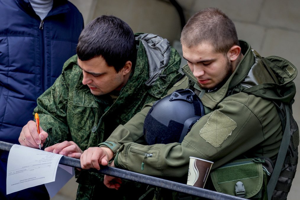 Russian Commander Seizes Soldiers’ Bank Cards to Prevent Desertion, Ukrainian Partisans Say Russian recruits