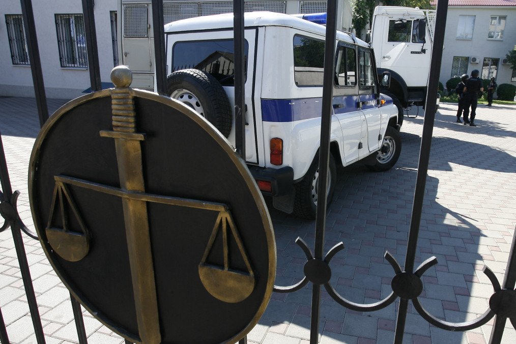 Russian police vehicles block the court yard in the Rostov-on-Don region of Russia, on July 30, 2015. Illustrative photo. (Source: Getty Images)