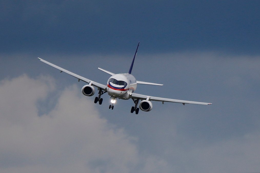 Un Sukhoi Superjet 100 realiza una exhibición en el salón aeronáutico MAKS-2017 en Zhukovsky, Rusia. (Fuente: Getty Images) noticia rusia ucrania noticias rusia ucrania sanciones a rusia rusia ucrania noticias