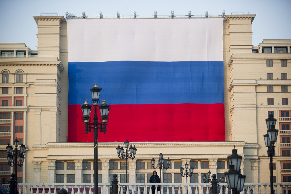Russian national flag hanging on the Moskva Hotel's facade. (Source: Getty Images)