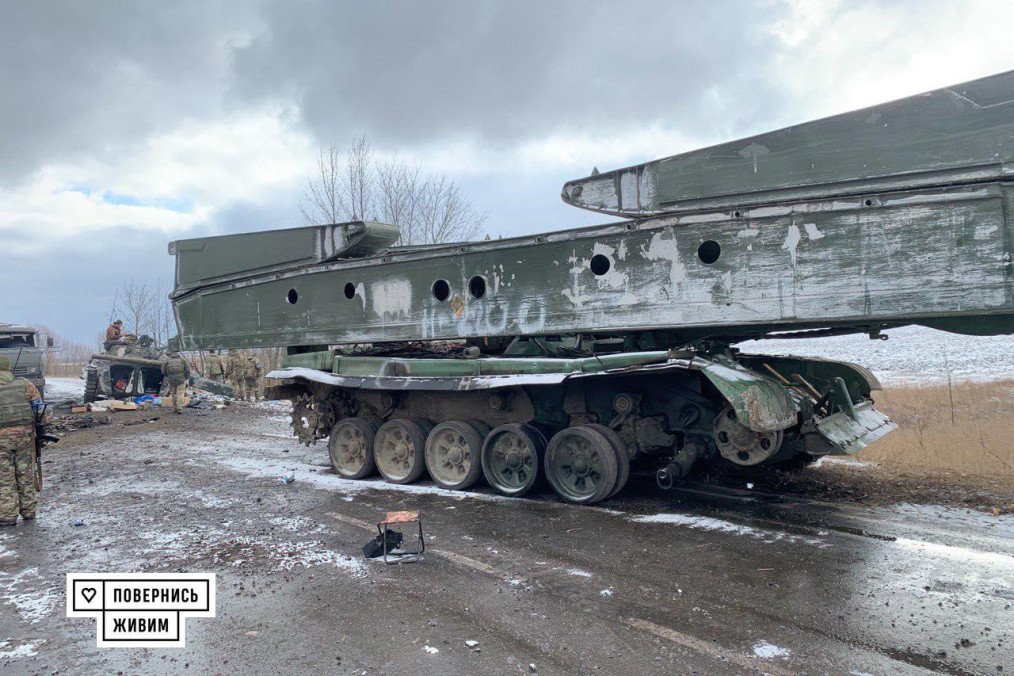Russian Bridging Tank Blown Up Moments Before Spanning Ukrainian Trench, Video Russian Bridging Tank Blown Up Moments Before Spanning Ukrainian Trench, Video