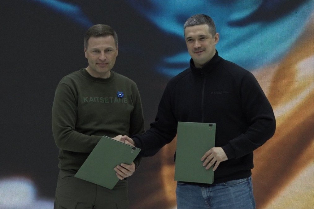 Ukrainian Defense Minister Mykhailo Fedorov and Estonian Defense Minister Hanno Pevkur shake hands after signing a Letter of Intent on defense cooperation in Kyiv, April 2026. (Source: Ukraine’s Ministry of Defense)