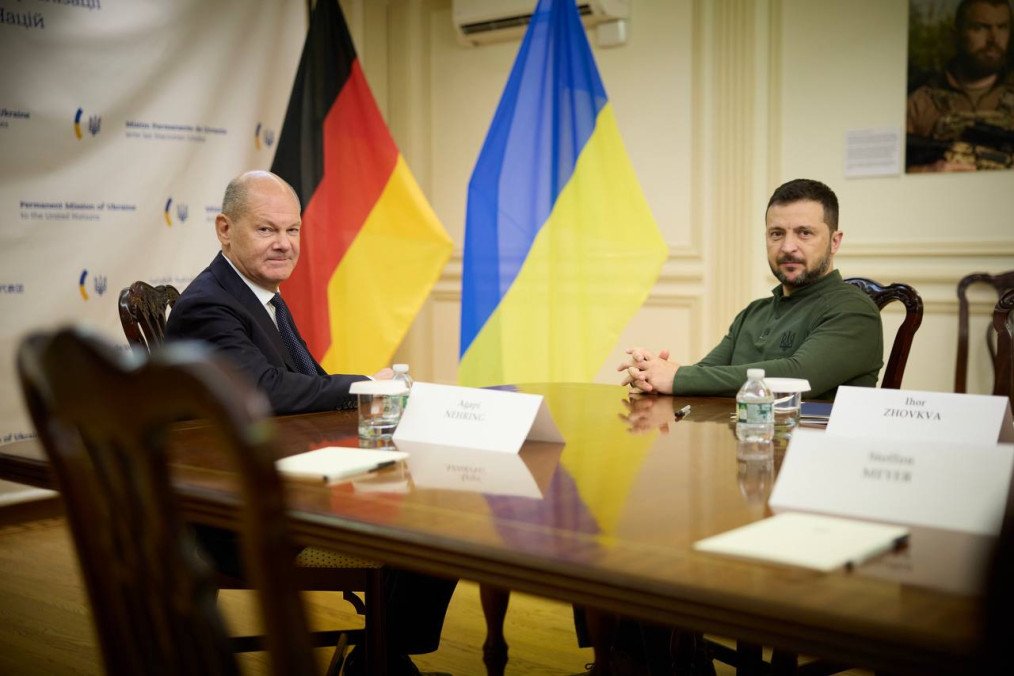 Zelenskyy and Scholz Hold Private Meeting in US