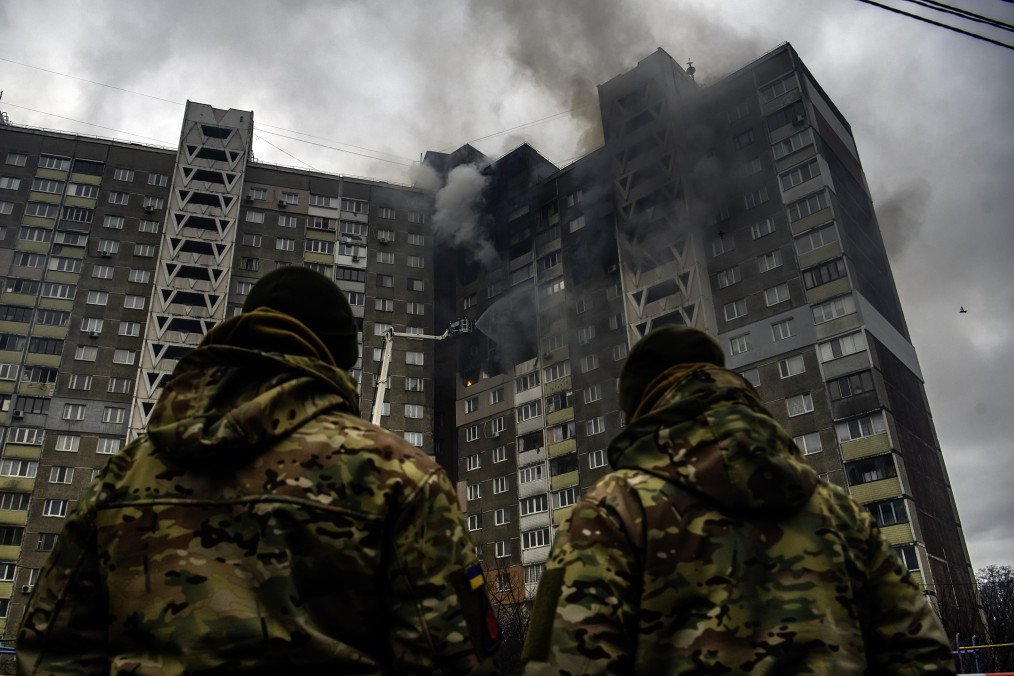 Rescatistas trabajan en el lugar de un edificio residencial en llamas, dañado por un ataque masivo con misiles rusos en Kyiv, Ucrania, el 7 de febrero de 2024. (Fuente: Getty Images)