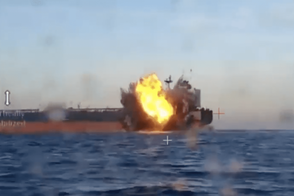 Imágenes de un dron marítimo ucraniano capturan el momento del impacto cuando un dron Sea Baby impacta un petrolero de la flota rusa en el Mar Negro, provocando una explosión masiva cerca de la popa del buque. (Fuente: SBU) Imágenes de un dron marítimo ucraniano capturan el momento del impacto cuando un dron Sea Baby impacta un petrolero de la flota rusa en el Mar Negro, provocando una explosión masiva cerca de la popa del buque. (Fuente: SBU)