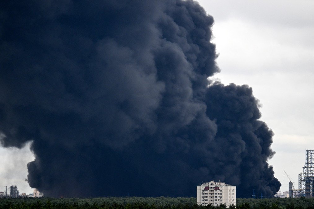 Ukrainian Drones Strike 10 Energy Sites Across Occupied Territories as Campaign Total Reaches 187 Targets Black smoke rises from the area of the Russian oil producer Gazprom Neft's Moscow oil refinery. (Source: Getty Images)