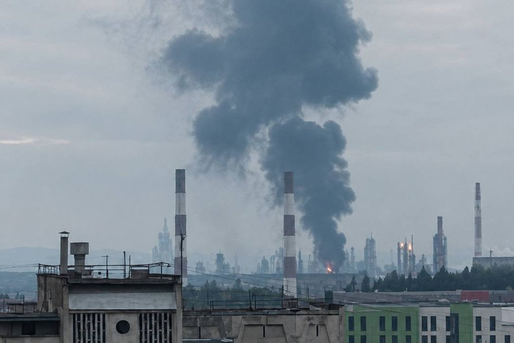Russian oil refinery in Perm burns after a Ukrainian drone strike, August 21, 2026. Russian oil refinery in Perm burns after a Ukrainian drone strike, August 21, 2026.