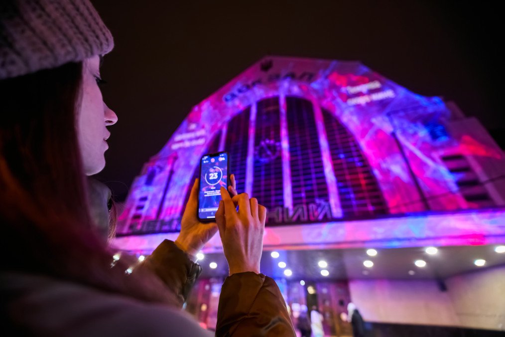 “Share the Light”: Public Art Installation Illuminates Kyiv Station Amid Wartime Blackouts