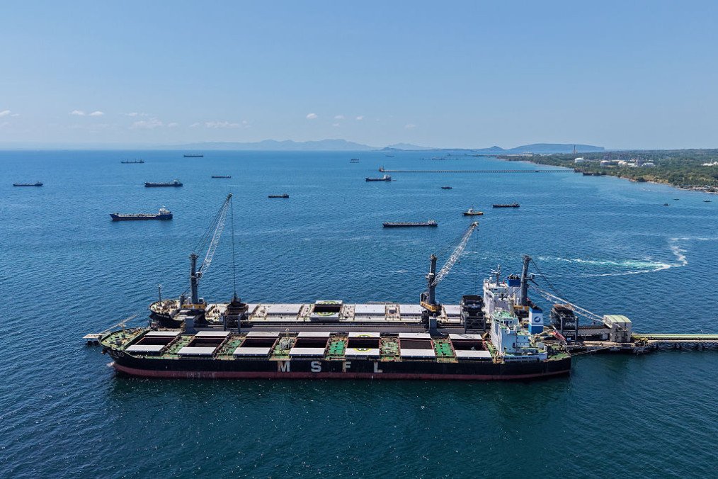 Oil tankers and bulk vessels carrying coal and other fuels are seen near the Petron Refinery Facility in Limay, Philippines. (Source: Getty Images)