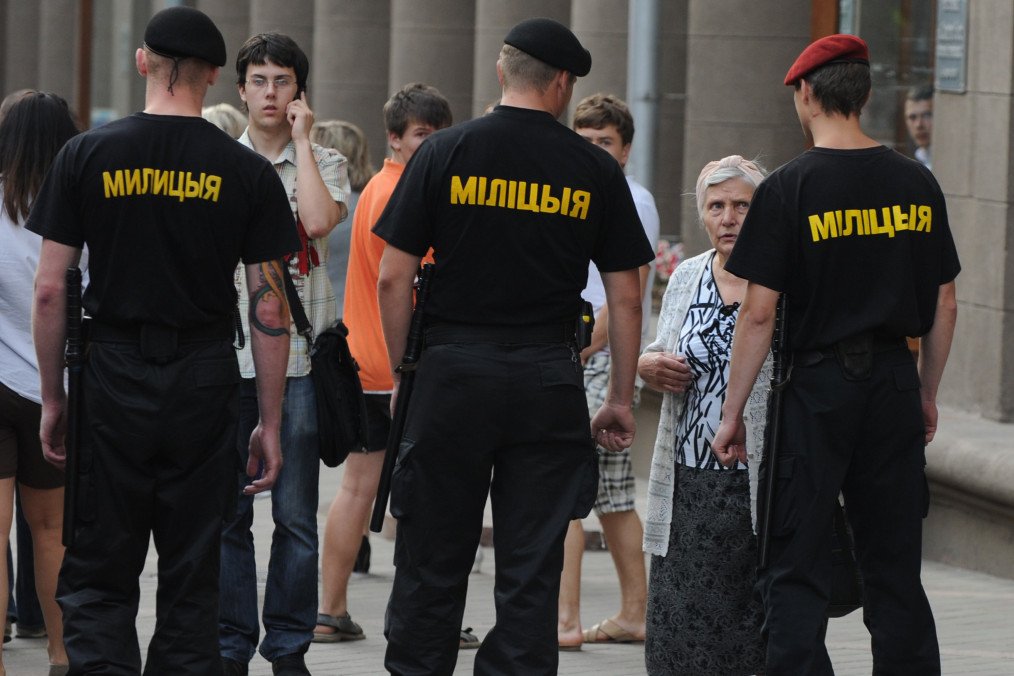 Belarussian police officers cordon off the area of a planned flashmob, called “Revolution Via Social Network,” in the center of Minsk on June 15, 2011. Illustrative photo. (Source: Getty Images)