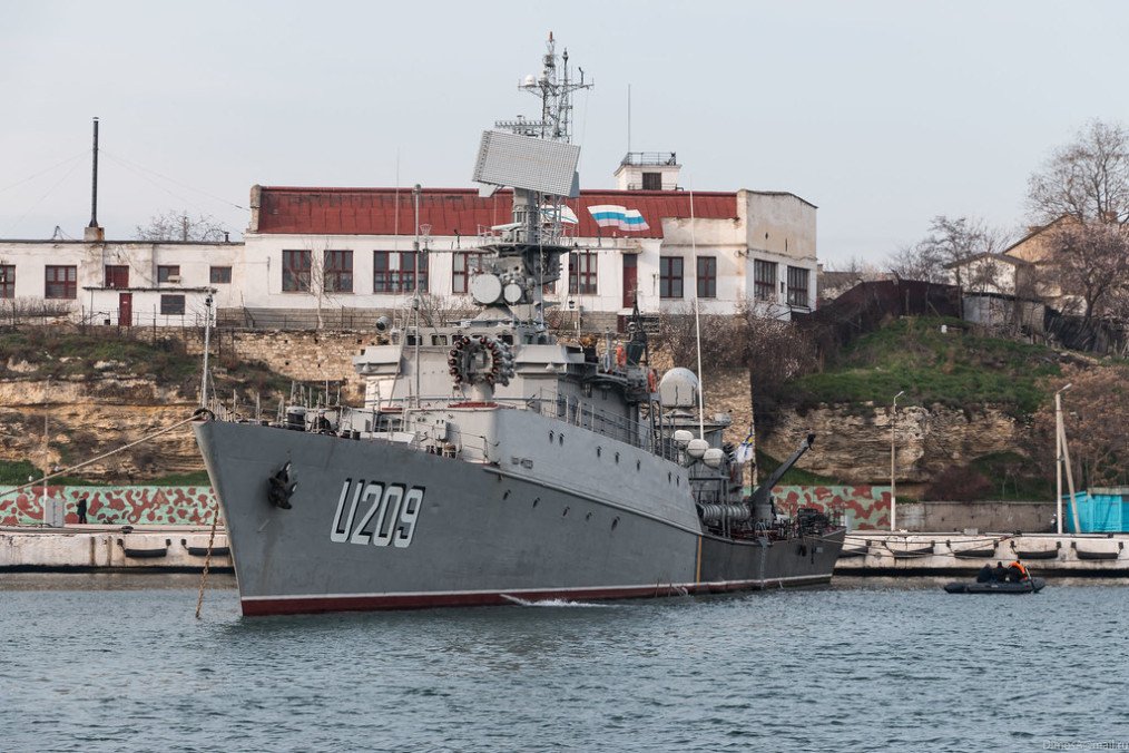 Un buque antisubmarino de la clase Albatros del Proyecto 1124M atracado en un puerto de Crimea. (Fuente: medios rusos)