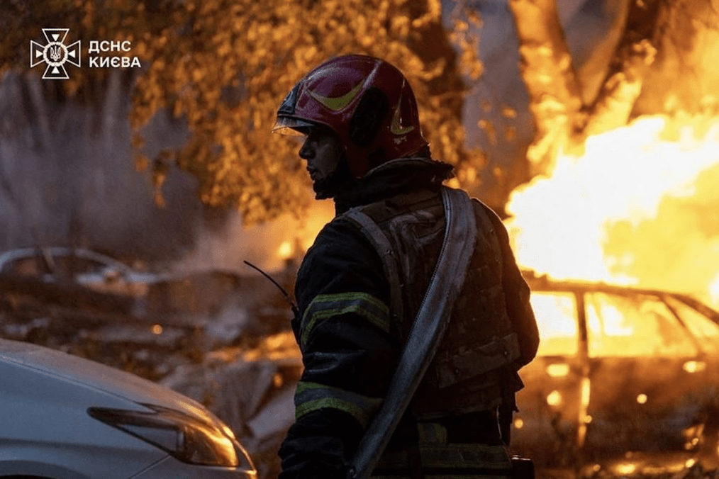 A rescuer extinguishes a fire after a Russian strike on Kyiv. Illustrative photo. (Source: DSNS Kyiv)