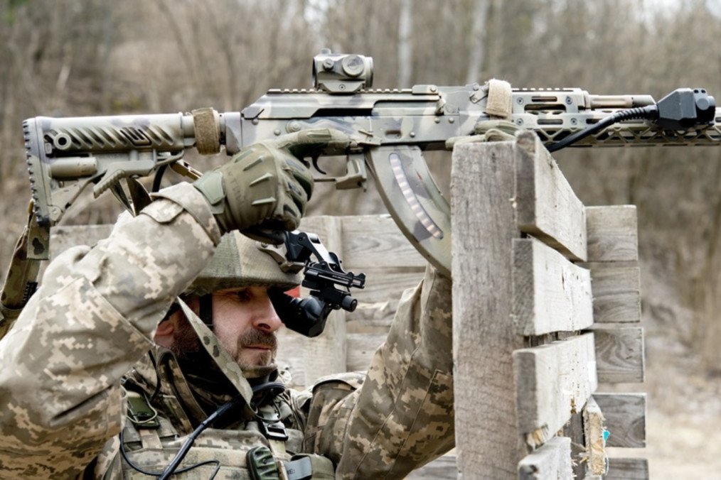 Ukraine Develops “HLYADACH” Sight for Precision Firing from Cover