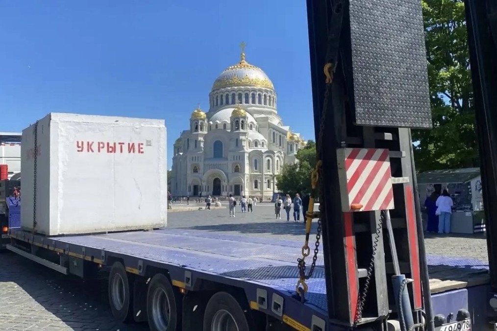 A concrete public shelter is delivered to Yakornaya Square in Kronstadt, near the Naval Cathedral of St. Nicholas, June 2026. (Source: Kronstadt District Administration) A concrete public shelter is delivered to Yakornaya Square in Kronstadt, near the Naval Cathedral of St. Nicholas, June 2026. (Source: Kronstadt District Administration)