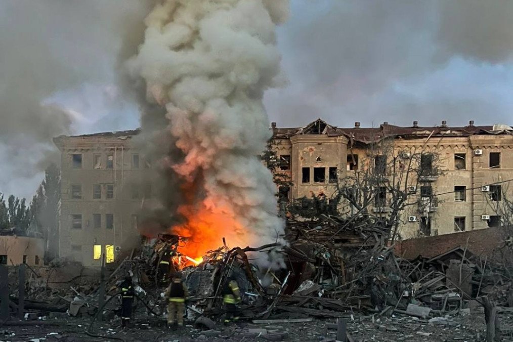 The aftermath of a Russian FAB-500 aerial bomb strike on a residential building in Sloviansk, Donetsk region, on August 31, 2026. (Source: Donetsk Regional Prosecutor’s Office)