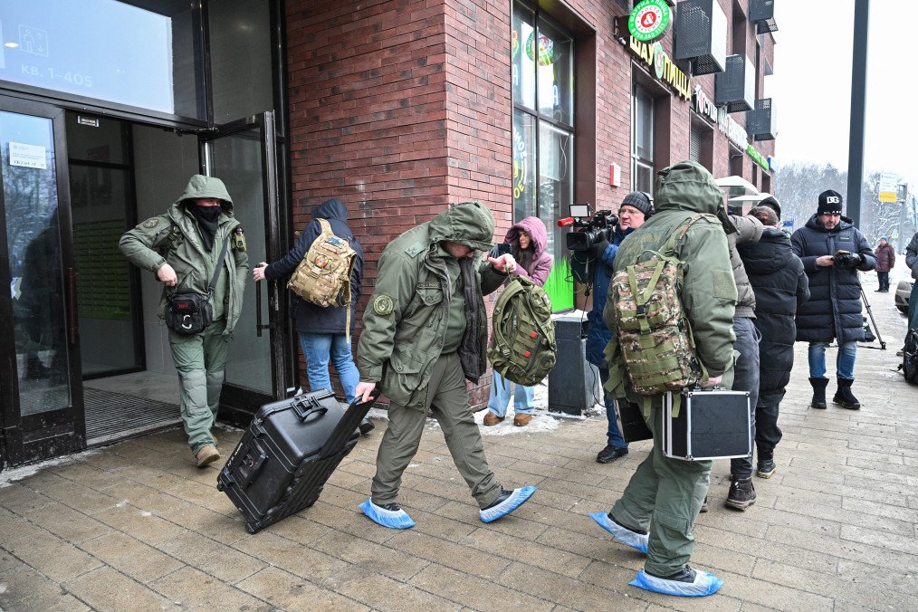 Investigators leave a high-rise residential building, the scene of an assassination attempt on Russian Lieutenant General Vladimir Alekseyev, in Moscow on February 6, 2026. Illustrative photo. (Source: Getty Images)