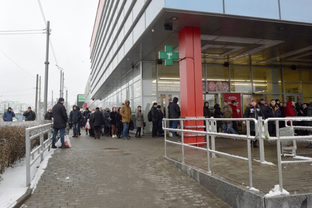 A queue at a supermarket in Russia. (Source: Getty Images)