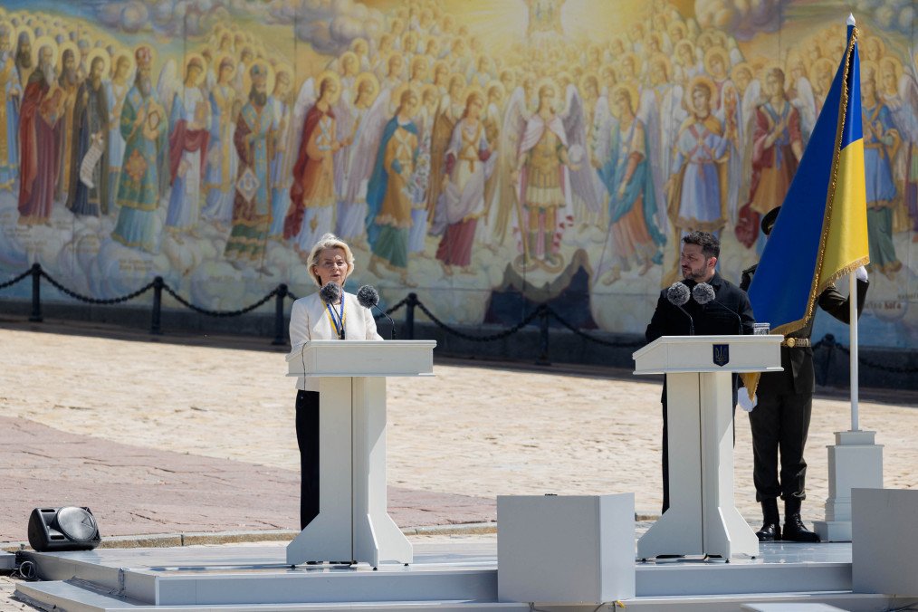 Von der Leyen Activates €90 Billion EU Ukraine Loan With €1 Billion Drone Funding European Commission President Ursula von der Leyen and Ukrainian President Volodymyr Zelenskyy. (Source: Getty Images)