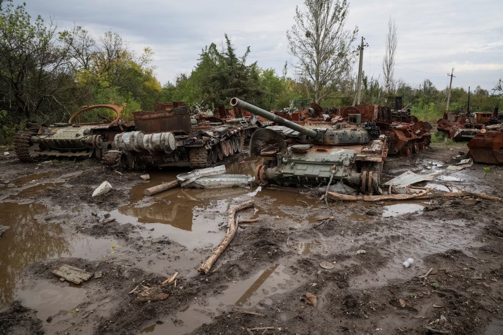 Vehículos y tanques rusos destruidos en la localidad de Izium, en la región de Kharkiv, en el contexto de la guerra rusa a gran escala contra Ucrania. (Foto: Gleb Garanich/Reuters)