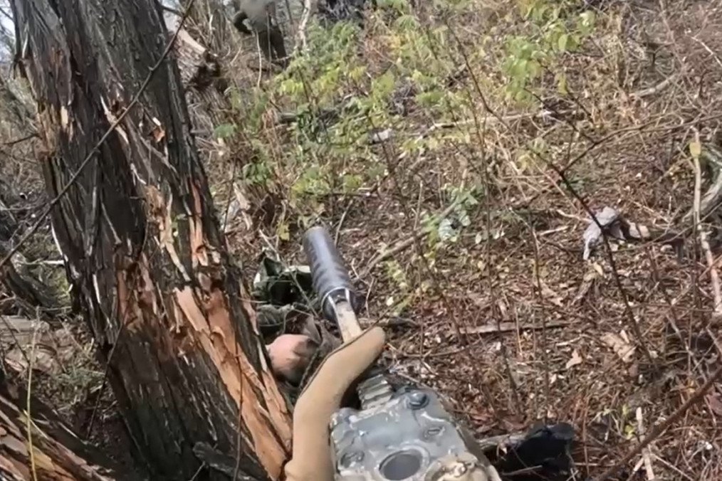 Operadores del 3.er Regimiento de Operaciones Especiales de Ucrania realizan una incursión selectiva, eliminando y capturando personal ruso. (Fuente: SSO)