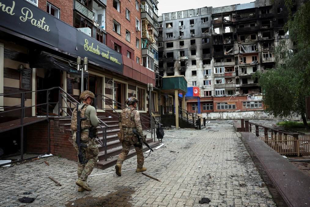 Members of the White Angel unit of Ukrainian police officers who evacuate people from the frontline towns and villages, check an area for residents in Pokrovsk, Donetsk region, Ukraine, May 21, 2025. (Source: REUTERS)