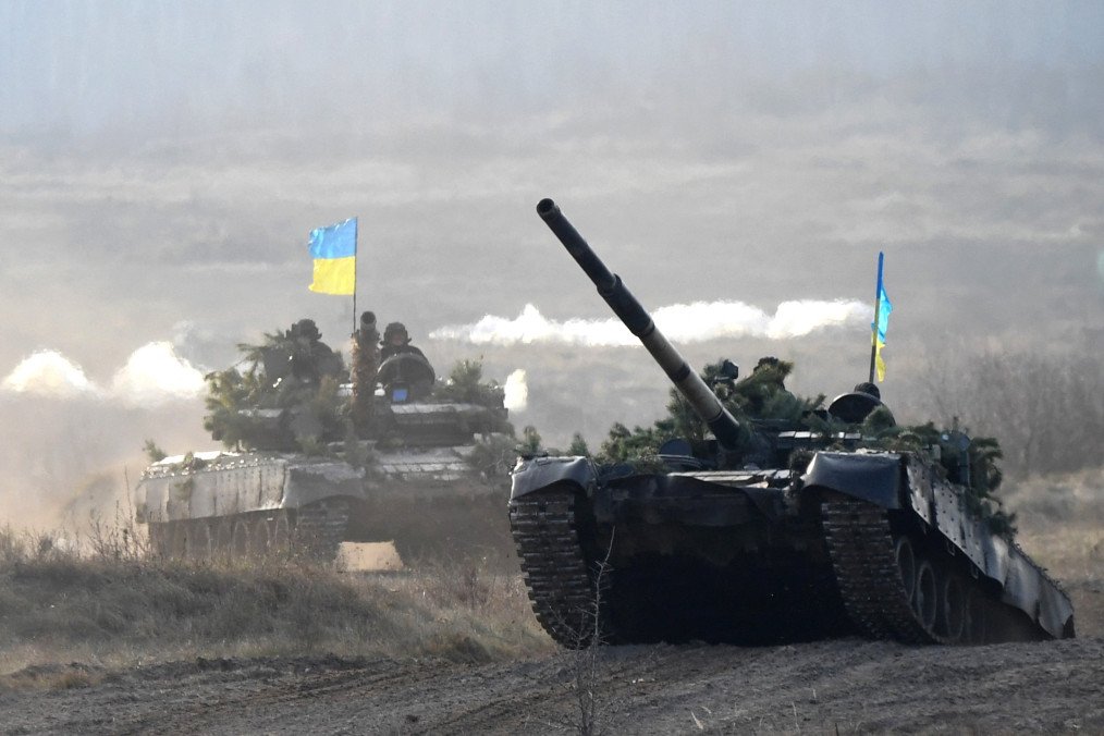 Ukrainian servicemen are seen driving tanks as they take part in a drill of the airborne troops in the region of Zhytomyr on November 21, 2018. (Source: Getty Images)