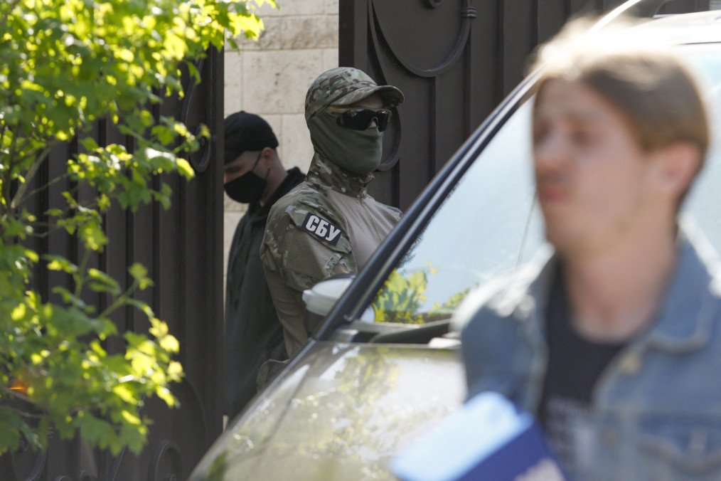 agentes del SBU en operación en Kyiv en contexto de investigación sobre tortura de prisioneros de guerra ucranianos en prisiones bajo control ruso guerra contra Ucrania abusos detenidos