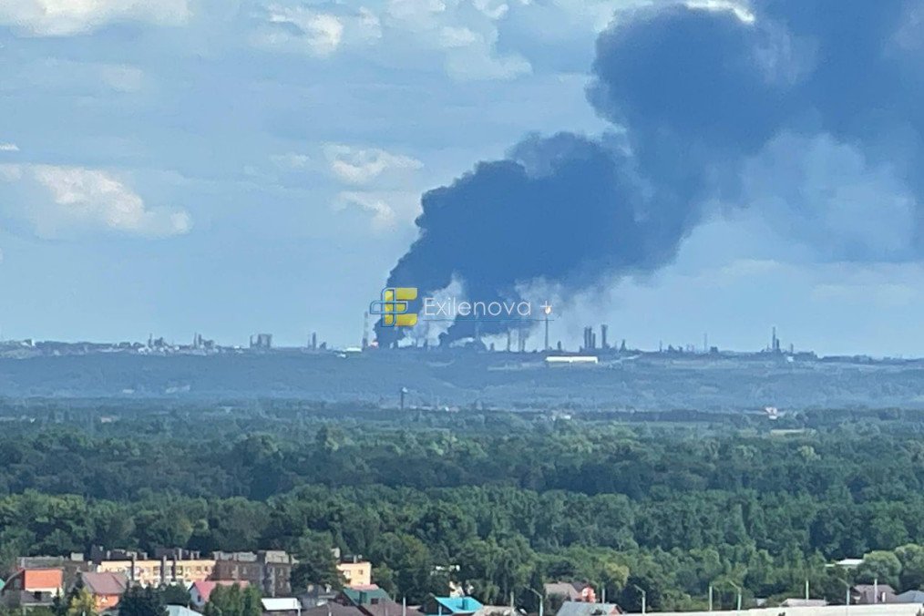 Smoke rising from a Bashneft-Novoil refinery in Russia’s Bashkortostan region, August 6, 2026.