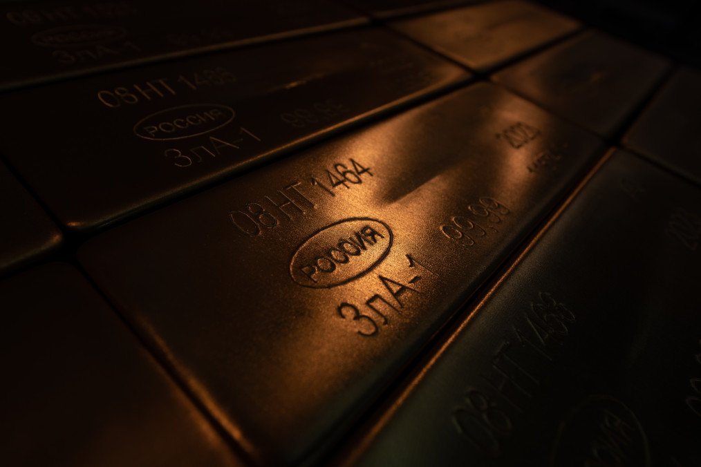 Russia’s Gold Reserves Shrink for Fourth Consecutive Month Amid Rising Budget Demands A view of ingots of 99.99% pure gold, which are placed in a workroom, at Novosibirsk Refining Plant, Russia. (Source: Getty Images)