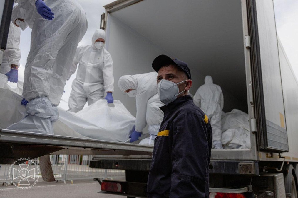 Los cuerpos de los militares ucranianos que lucharon en las regiones de Kharkiv, Luhansk, Donetsk, Zaporizhzhia y Kherson, así como en la región fronteriza rusa de Kursk, son devueltos a Ucrania, el 11 de junio de 2025. (Fuente: Getty Images)