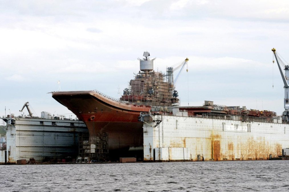 Floating dry dock PD-50 with Russia’s aircraft carrier Admiral Kuznetsov aboard, prior to its sinking in 2018. (Photo: Defense Express)
