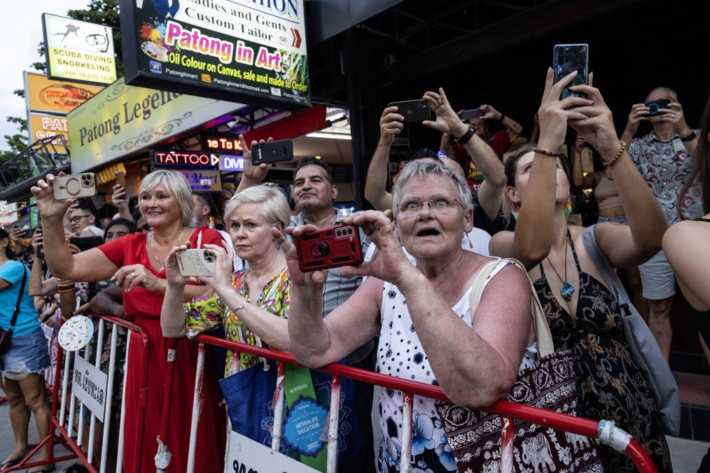 Russian tourists watch a parade along Patong Beach in Phuket, Thailand. (Source: Getty Images)