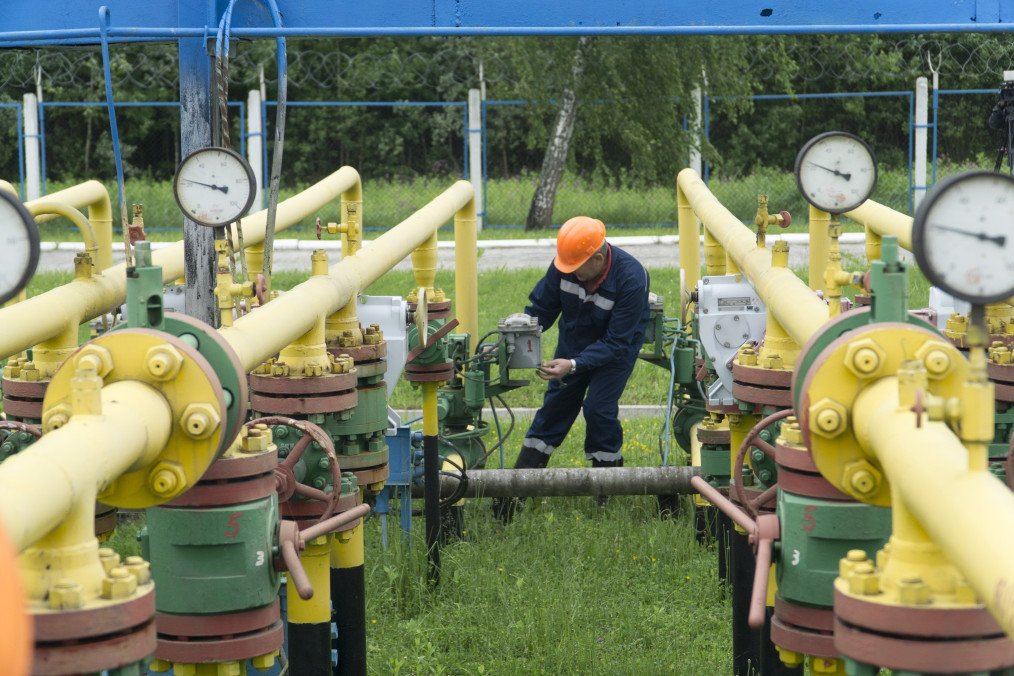 An employee from UkrTransGaz works on gas pipes at the Dashava underground gas storage facility operated by UkrTransGaz in Striy, Lviv region, Ukraine, on May 28, 2015. Illustrative image. (Photo: Getty Images)